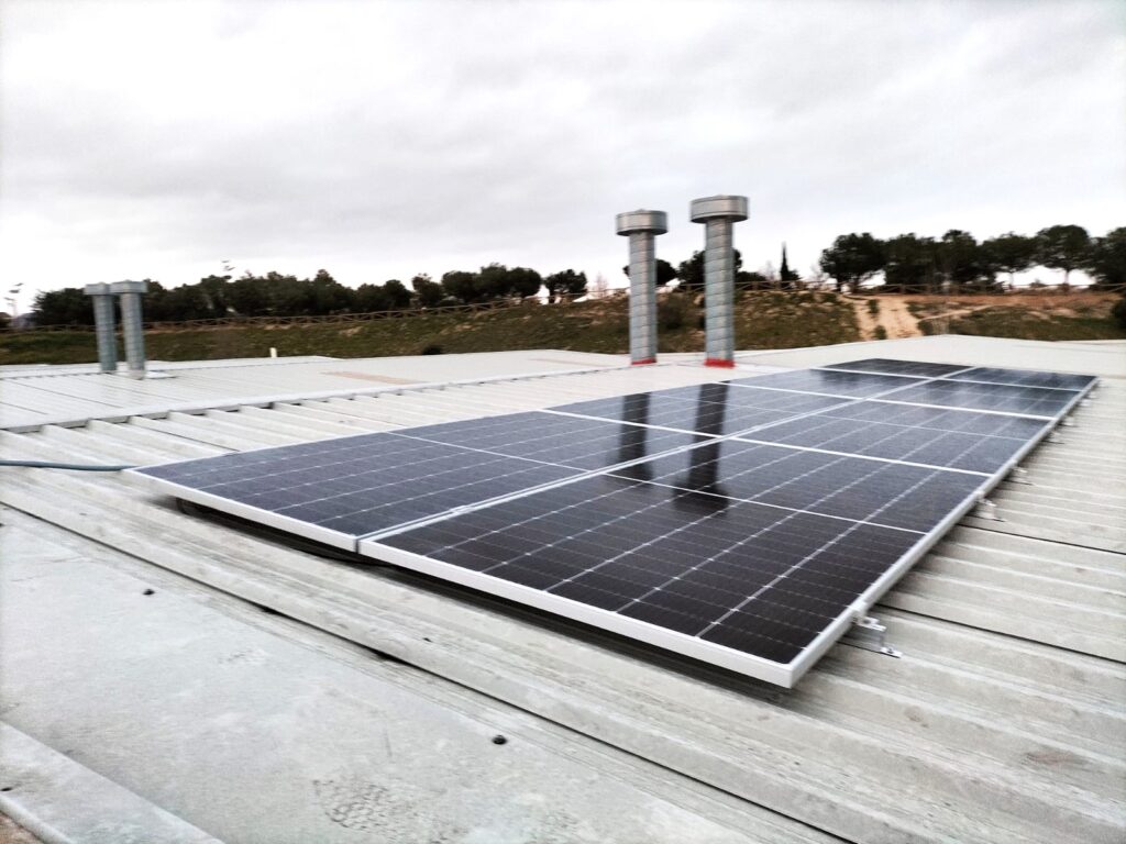 Nave industrial en Las Rozas (Madrid) Potencia: 4,4 kWp (8 paneles de 550 W)