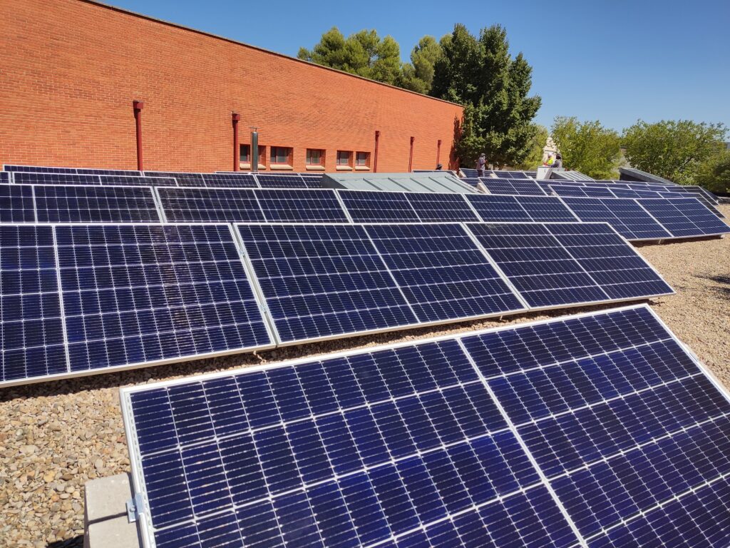 IES Miguel Hernández de Ocaña (Toledo Potencia: 25,3 kWp (46 paneles de 550 W)