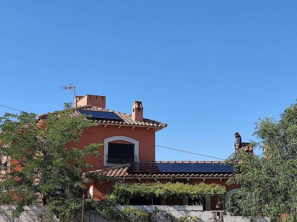 Chalet en Colmenar de Oreja (Madrid) Potencia: 5,55 kWp (15 paneles de 370 W)