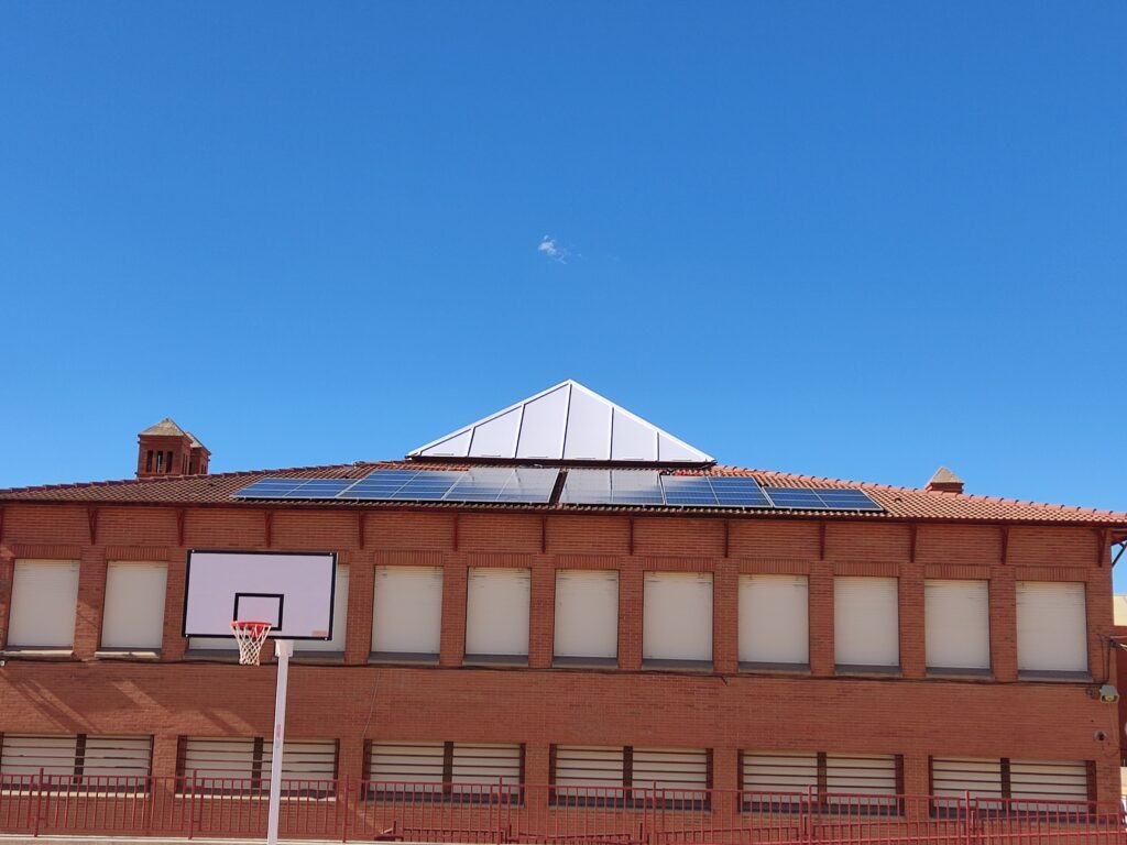 IES Velsinia de Sta. Cruz de la Zarza (Toledo) Potencia: 15,4 kWp (28 paneles de 550 W)